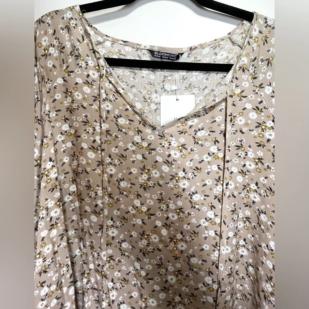 NWT BloomChic Women's Plus Size Short‎ Sleeve
Nude Floral Top Size 18/20 - Picture 4 of 7